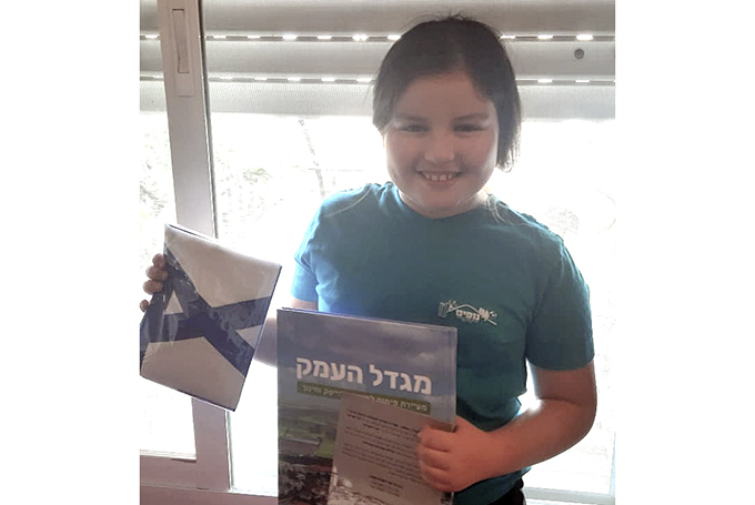 הספר של מגדל העמק חולק לכל בית אב בעיר