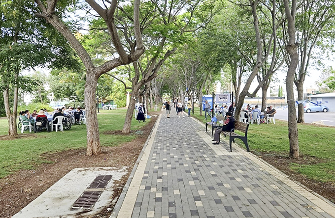 המתנה של התושבים לשכונתם שמציינת 75 שנה - הוצאה לאור של ספר זיכרונות אותו כתבו בעצמם